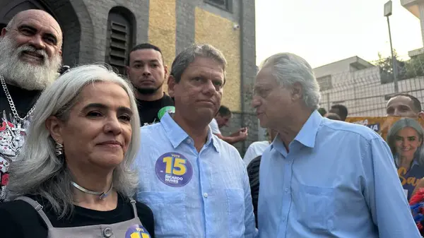 stock image Sao Paulo (SP), Brazil 09/30/2024 -  Candidate for reelection and mayor Ricardo Nunes takes part in a walk through the shops, with the governor of Sao Paulo, Tarcisio Gomes de Freitas (oslaim brito / thenews2)