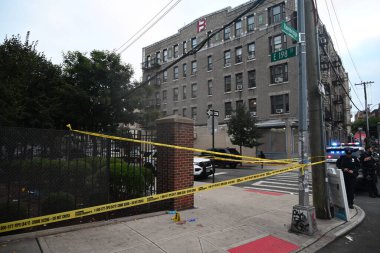 NYPD Olay Yeri İnceleme Ekibi 40 yaşındaki Kavon Reid 'in Bronx, New York' ta vurulduktan sonra çöktüğü yaşlı bir merkezin etrafını tarıyor. 2 Ekim 2024, New York, ABD: Çarşamba öğleden sonra, yaklaşık 13: 47 'de (Kyle Mazza / thews2)