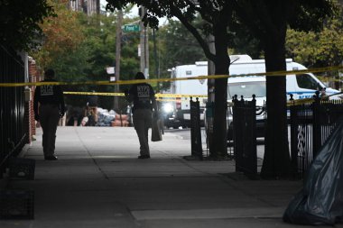 NYPD Olay Yeri İnceleme Ekibi 40 yaşındaki Kavon Reid 'in Bronx, New York' ta vurulduktan sonra çöktüğü yaşlı bir merkezin etrafını tarıyor. 2 Ekim 2024, New York, ABD: Çarşamba öğleden sonra, yaklaşık 13: 47 'de (Kyle Mazza / thews2)