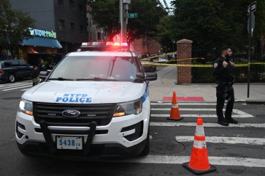 NYPD Olay Yeri İnceleme Ekibi 40 yaşındaki Kavon Reid 'in Bronx, New York' ta vurulduktan sonra çöktüğü yaşlı bir merkezin etrafını tarıyor. 2 Ekim 2024, New York, ABD: Çarşamba öğleden sonra, yaklaşık 13: 47 'de (Kyle Mazza / thews2)