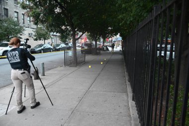 NYPD Olay Yeri İnceleme Ekibi 40 yaşındaki Kavon Reid 'in Bronx, New York' ta vurulduktan sonra çöktüğü yaşlı bir merkezin etrafını tarıyor. 2 Ekim 2024, New York, ABD: Çarşamba öğleden sonra, yaklaşık 13: 47 'de (Kyle Mazza / thews2)