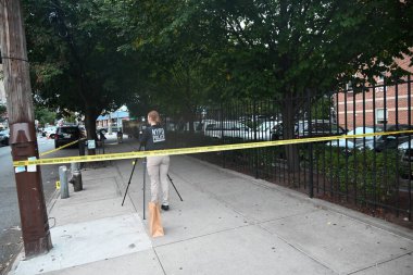 NYPD Olay Yeri İnceleme Ekibi 40 yaşındaki Kavon Reid 'in Bronx, New York' ta vurulduktan sonra çöktüğü yaşlı bir merkezin etrafını tarıyor. 2 Ekim 2024, New York, ABD: Çarşamba öğleden sonra, yaklaşık 13: 47 'de (Kyle Mazza / thews2)