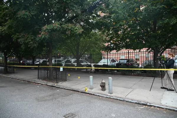 NYPD Olay Yeri İnceleme Ekibi 40 yaşındaki Kavon Reid 'in Bronx, New York' ta vurulduktan sonra çöktüğü yaşlı bir merkezin etrafını tarıyor. 2 Ekim 2024, New York, ABD: Çarşamba öğleden sonra, yaklaşık 13: 47 'de (Kyle Mazza / thews2)