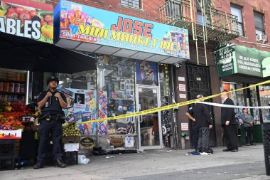 29 yaşında kadın, boynundan ve gövdesinden bıçaklandıktan sonra Bronx, New York 'ta bulunan 549 Güney Bulvarı' nda bulunan Jose Mini Market A.Ş. 'de bulundu. 3 Ekim 2024, Bronx, New York, ABD