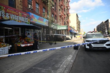 29 yaşında kadın, boynundan ve gövdesinden bıçaklandıktan sonra Bronx, New York 'ta bulunan 549 Güney Bulvarı' nda bulunan Jose Mini Market A.Ş. 'de bulundu. 3 Ekim 2024, Bronx, New York, ABD