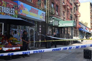 29 yaşında kadın, boynundan ve gövdesinden bıçaklandıktan sonra Bronx, New York 'ta bulunan 549 Güney Bulvarı' nda bulunan Jose Mini Market A.Ş. 'de bulundu. 3 Ekim 2024, Bronx, New York, ABD