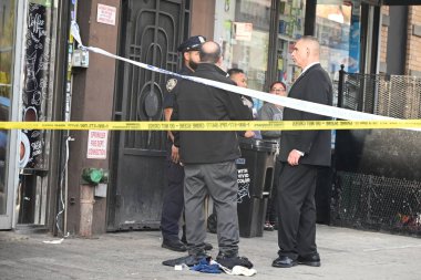 29 yaşında kadın, boynundan ve gövdesinden bıçaklandıktan sonra Bronx, New York 'ta bulunan 549 Güney Bulvarı' nda bulunan Jose Mini Market A.Ş. 'de bulundu. 3 Ekim 2024, Bronx, New York, ABD