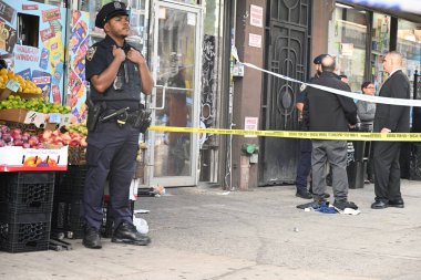 29 yaşında kadın, boynundan ve gövdesinden bıçaklandıktan sonra Bronx, New York 'ta bulunan 549 Güney Bulvarı' nda bulunan Jose Mini Market A.Ş. 'de bulundu. 3 Ekim 2024, Bronx, New York, ABD
