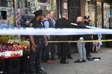 29 yaşındaki kadın, Hunts Point 549 Güney Bulvarı 'ndaki Jose Mini Market A.Ş.' de boynundan ve gövdesinden bıçaklanarak hastaneye kaldırıldı. 
