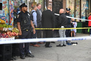 29 yaşındaki kadın, Hunts Point 549 Güney Bulvarı 'ndaki Jose Mini Market A.Ş.' de boynundan ve gövdesinden bıçaklanarak hastaneye kaldırıldı. 