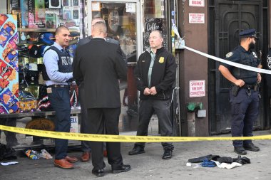 29 yaşındaki kadın, Hunts Point 549 Güney Bulvarı 'ndaki Jose Mini Market A.Ş.' de boynundan ve gövdesinden bıçaklanarak hastaneye kaldırıldı. 