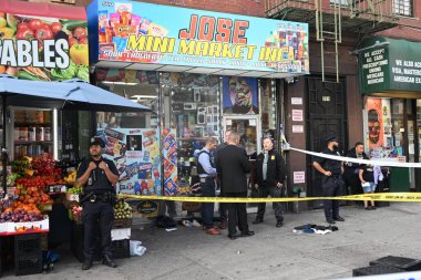 29 yaşındaki kadın, Hunts Point 549 Güney Bulvarı 'ndaki Jose Mini Market A.Ş.' de boynundan ve gövdesinden bıçaklanarak hastaneye kaldırıldı. 