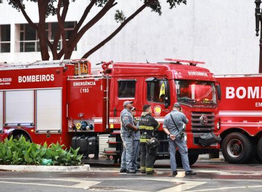 SAO PAULO (SP), Brezilya 10 / 03 / 2024 Fire Sao Paulo şehir merkezindeki Avenida Ipiranga 'da bulunan tarihi bir bina olan Copan Binasını vurdu. İtfaiye ekipleri yangını kontrol altına almak için seferber etti. Bu ekipler katlardan birinde başlamış olmalı.)