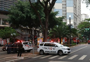 SAO PAULO (SP), Brezilya 10 / 03 / 2024 Fire Sao Paulo şehir merkezindeki Avenida Ipiranga 'da bulunan tarihi bir bina olan Copan Binasını vurdu. İtfaiye ekipleri yangını kontrol altına almak için seferber etti. Bu ekipler katlardan birinde başlamış olmalı.)