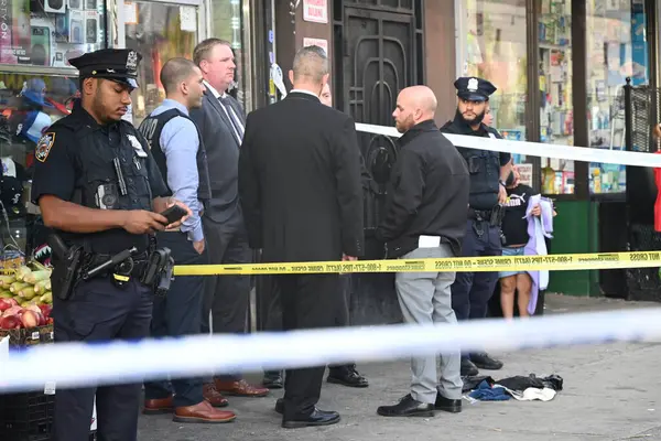 29 yaşındaki kadın, Hunts Point 549 Güney Bulvarı 'ndaki Jose Mini Market A.Ş.' de boynundan ve gövdesinden bıçaklanarak hastaneye kaldırıldı. 