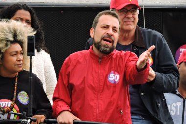 Sao Paulo (SP), 10 / 04 / 2024 - Sao Paulo belediye başkanı adayı Guilherme Boulos (PSOL) Campo Limpo ve Capao Redondo mahallelerinde destekçilerle birlikte bir konvoya katıldı. (Fotoğraf: Leandro Chemalle / The News 2) 