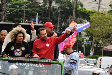 Sao Paulo (SP), 10 / 04 / 2024 - Sao Paulo belediye başkanı adayı Guilherme Boulos (PSOL) Campo Limpo ve Capao Redondo mahallelerinde destekçilerle birlikte bir konvoya katıldı. (Fotoğraf: Leandro Chemalle / The News 2) 
