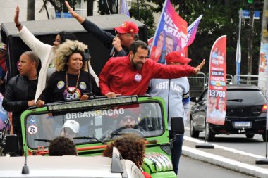 Sao Paulo (SP), 10 / 04 / 2024 - Sao Paulo belediye başkanı adayı Guilherme Boulos (PSOL) Campo Limpo ve Capao Redondo mahallelerinde destekçilerle birlikte bir konvoya katıldı. (Fotoğraf: Leandro Chemalle / The News 2) 