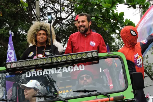 Sao Paulo (SP), 10 / 04 / 2024 - Sao Paulo belediye başkanı adayı Guilherme Boulos (PSOL) Campo Limpo ve Capao Redondo mahallelerinde destekçilerle birlikte bir konvoya katıldı. (Fotoğraf: Leandro Chemalle / The News 2) 