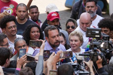 SAO PAULO (SP), 10 / 06 / 2024 - Sao Paulo belediye başkanı adayı Guilherme Boulos (Psol) bu Pazar sabahı başkentin güneyindeki CEU Campo Limpo 'da oy kullandı. (Fotoğraf: Fabricio Bomjardim / The Newws2)