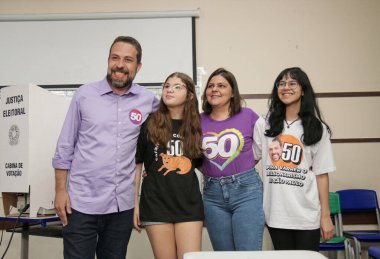 SAO PAULO (SP), 10 / 06 / 2024 - Sao Paulo belediye başkanı adayı Guilherme Boulos (Psol) bu Pazar sabahı başkentin güneyindeki CEU Campo Limpo 'da oy kullandı. (Fotoğraf: Fabricio Bomjardim / The Newws2)