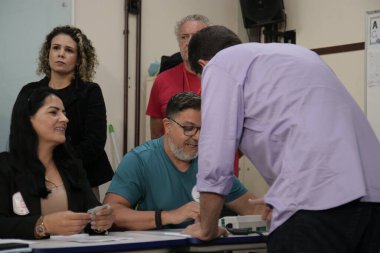 SAO PAULO (SP), 10 / 06 / 2024 - Sao Paulo belediye başkanı adayı Guilherme Boulos (Psol) bu Pazar sabahı başkentin güneyindeki CEU Campo Limpo 'da oy kullandı. (Fotoğraf: Fabricio Bomjardim / The Newws2)