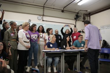 SAO PAULO (SP), 10/06/2024 - The candidate for mayor of Sao Paulo, Guilherme Boulos (Psol) votes this Sunday morning (06) at CEU Campo Limpo, in the south of the capital. (Foto: Fabricio Bomjardim/Thenews2) clipart