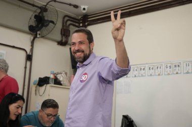 SAO PAULO (SP), 10 / 06 / 2024 - Sao Paulo belediye başkanı adayı Guilherme Boulos (Psol) bu Pazar sabahı başkentin güneyindeki CEU Campo Limpo 'da oy kullandı. (Fotoğraf: Fabricio Bomjardim / The Newws2)