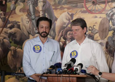 SAO PAULO (SP), 10 / 06 / 2024 - Vali Tarcisio Freitas Colegio Miguel Cervantes 'e Sao Paulo belediye başkanı adayı Ricardo Nunes eşliğinde oy verdi. Oylar bu Pazar sabahı (06). (Fotoğraf: Fabricio Bomjardim / The Newws2)