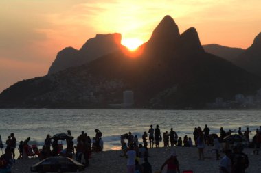 RIO DE JANEIRO (RJ), Brezilya 10 / 06 / 2024 - Rio de Janeiro 'nun Güney Bölgesi' nde Copacabana ve Arpoador 'un sahil ve plajlarında Pazar (Fausto Maia / Thenews2)