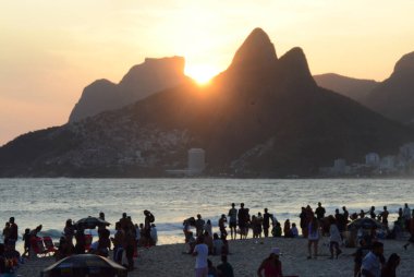 RIO DE JANEIRO (RJ), Brezilya 10 / 06 / 2024 - Rio de Janeiro 'nun Güney Bölgesi' nde Copacabana ve Arpoador 'un sahil ve plajlarında Pazar (Fausto Maia / Thenews2)