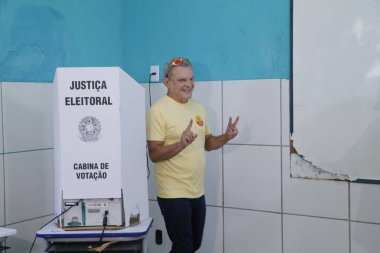 ForTALEZA (CE), Brezilya 10 / 06 / 2024 - Fortaleza Jose Sarto 'nun adayı ve görevdeki belediye başkanı, Fortaleza (Ic moreira / theenews2) kentindeki Luciano Cavalcante mahallesindeki Jonhson Belediye Okulu' nda oy kullandı.)