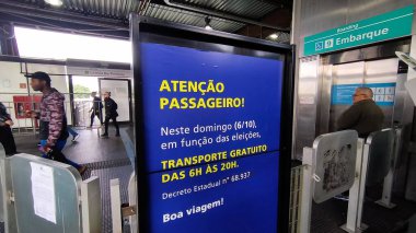 Sao Paulo (SP), 10 / 06 / 2024 - POLITICS / ELECTIONS / MOBILITY / TRANSPORTATION - Via Mobilidade, Metro ve CPTM bu Pazar Sao Paulo 'da yapılacak seçimler için Santo Amaro istasyonundaki ücretsiz turnikeler. (Fotoğraf: Leandro Chemalle / The Newws2)