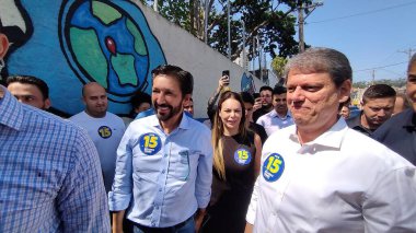 Sao Paulo (SP), 10 / 06 / 2024 - Vali Tarcisio eşliğindeki Dom Duarte Leopoldo e Silva Devlet Okulu 'nda oy kullandıktan sonra Belediye Başkanı ve yeniden seçilme adayı Ricardo Nunes (MDB) basın toplantısı düzenledi. (Leandro Chemalle / Yeniler 2)