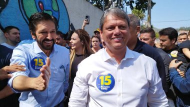 Sao Paulo (SP), 10 / 06 / 2024 - Vali Tarcisio eşliğindeki Dom Duarte Leopoldo e Silva Devlet Okulu 'nda oy kullandıktan sonra Belediye Başkanı ve yeniden seçilme adayı Ricardo Nunes (MDB) basın toplantısı düzenledi. (Leandro Chemalle / Yeniler 2)