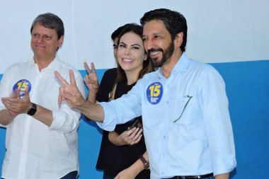 Sao Paulo (SP), 10 / 06 / 2024 - Vali Tarcisio eşliğindeki Dom Duarte Leopoldo e Silva Devlet Okulu 'nda oy kullandıktan sonra Belediye Başkanı ve yeniden seçilme adayı Ricardo Nunes (MDB) basın toplantısı düzenledi. (Leandro Chemalle / Yeniler 2)