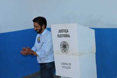 Sao Paulo (SP), 10 / 06 / 2024 - Vali Tarcisio eşliğindeki Dom Duarte Leopoldo e Silva Devlet Okulu 'nda oy kullandıktan sonra Belediye Başkanı ve yeniden seçilme adayı Ricardo Nunes (MDB) basın toplantısı düzenledi. (Leandro Chemalle / Yeniler 2)