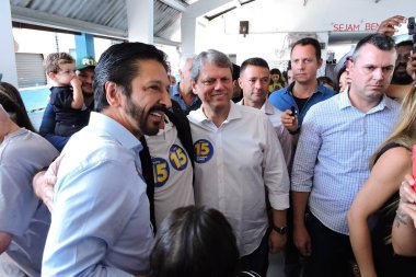 Sao Paulo (SP), 10 / 06 / 2024 - Vali Tarcisio eşliğindeki Dom Duarte Leopoldo e Silva Devlet Okulu 'nda oy kullandıktan sonra Belediye Başkanı ve yeniden seçilme adayı Ricardo Nunes (MDB) basın toplantısı düzenledi. (Leandro Chemalle / Yeniler 2)