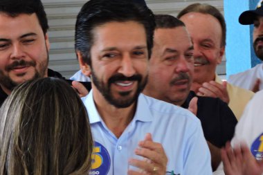 Sao Paulo (SP), 10 / 06 / 2024 - Vali Tarcisio eşliğindeki Dom Duarte Leopoldo e Silva Devlet Okulu 'nda oy kullandıktan sonra Belediye Başkanı ve yeniden seçilme adayı Ricardo Nunes (MDB) basın toplantısı düzenledi. (Leandro Chemalle / Yeniler 2)