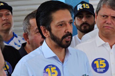 Sao Paulo (SP), 10 / 06 / 2024 - Vali Tarcisio eşliğindeki Dom Duarte Leopoldo e Silva Devlet Okulu 'nda oy kullandıktan sonra Belediye Başkanı ve yeniden seçilme adayı Ricardo Nunes (MDB) basın toplantısı düzenledi. (Leandro Chemalle / Yeniler 2)