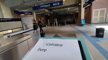 Sao Paulo (SP), 10 / 06 / 2024 - Yolcular seçim günü Sao Paulo Metro 'nun birinci hattındaki Santa Cruz istasyonuna ücretsiz geçiş ve turnikeler ile tüm Metro, CPTM ve Via Mobilidade istasyonlarında. (Fotoğraf: Leandro Chemalle / The Newws2)