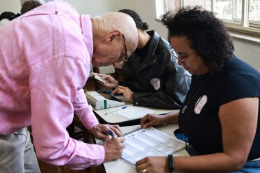 SAO PAULO (SP), Brazil 10/06/2024  State Deputy Eduardo Suplicy during voting, at Madre Alix school, in the Jardim Paulistano region of the city of Sao Paulo, this Sunday, October 6, 2024. (Leco Viana / Thenews2)  clipart