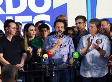 SAO PAULO (SP), Brezilya 10 / 06 / 2024: Sao Paulo Ricardo Nunes 'in adayı ve görevdeki belediye başkanı, elektronik oy sandıklarındaki oy sayımından sonra eşi Regina Carnovale' ye eşlik etti (Leco Viana / Thenews2) 