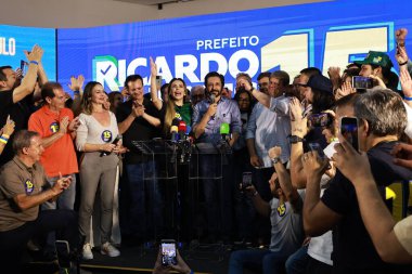 SAO PAULO (SP), Brezilya 10 / 06 / 2024: Aday ve Sao Paulo Ricardo Nunes 'in görevdeki belediye başkanı ve yardımcısı Albay Ricardo de Mello Araujo elektronik oy sandıklarındaki oyları saydıktan sonra ona eşlik etti (Leco Viana / Thenews2) 