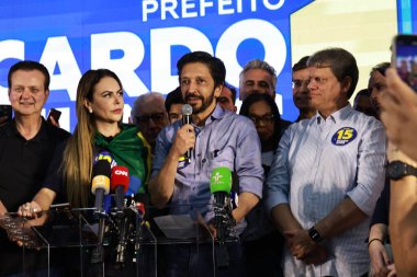 SAO PAULO (SP), Brezilya 10 / 06 / 2024: Sao Paulo Ricardo Nunes 'in adayı ve görevdeki belediye başkanı eşi Regina Carnovale ve Vali Tarcisio de Freitas, elektronik oy sandıklarındaki oyları saydıktan sonra (Leco Viana / Thenews2) 