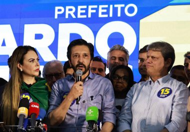 SAO PAULO (SP), Brezilya 10 / 06 / 2024: Sao Paulo Ricardo Nunes 'in adayı ve görevdeki belediye başkanı eşi Regina Carnovale ve Vali Tarcisio de Freitas, elektronik oy sandıklarındaki oyları saydıktan sonra (Leco Viana / Thenews2) 