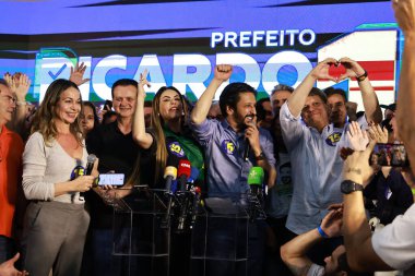 SAO PAULO (SP), Brezilya 10 / 06 / 2024: Aday ve Sao Paulo Ricardo Nunes 'in görevdeki belediye başkanı ve yardımcısı Albay Ricardo de Mello Araujo elektronik oy sandıklarındaki oyları saydıktan sonra ona eşlik etti (Leco Viana / Thenews2) 