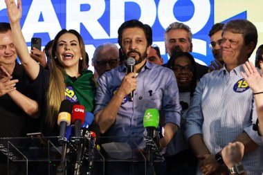 SAO PAULO (SP), Brezilya 10 / 06 / 2024: Sao Paulo Ricardo Nunes 'in adayı ve görevdeki belediye başkanı eşi Regina Carnovale ve Vali Tarcisio de Freitas elektronik oy sandıklarındaki oyları saydıktan sonra eşlik ettiler (Leco Viana / Thenews2) 