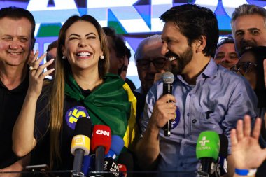 SAO PAULO, Brezilya 10 / 06 / 2024: Sao Paulo Ricardo Nunes 'in şu anki belediye başkanı ve adayı ve eşi Regina Carnovale eşliğinde Belediye Başkanı (Leco Viana / Thenews2) 
