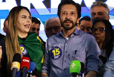 SAO PAULO, Brezilya 10 / 06 / 2024: Sao Paulo Ricardo Nunes 'in şu anki belediye başkanı ve adayı ve eşi Regina Carnovale eşliğinde Belediye Başkanı (Leco Viana / Thenews2) 